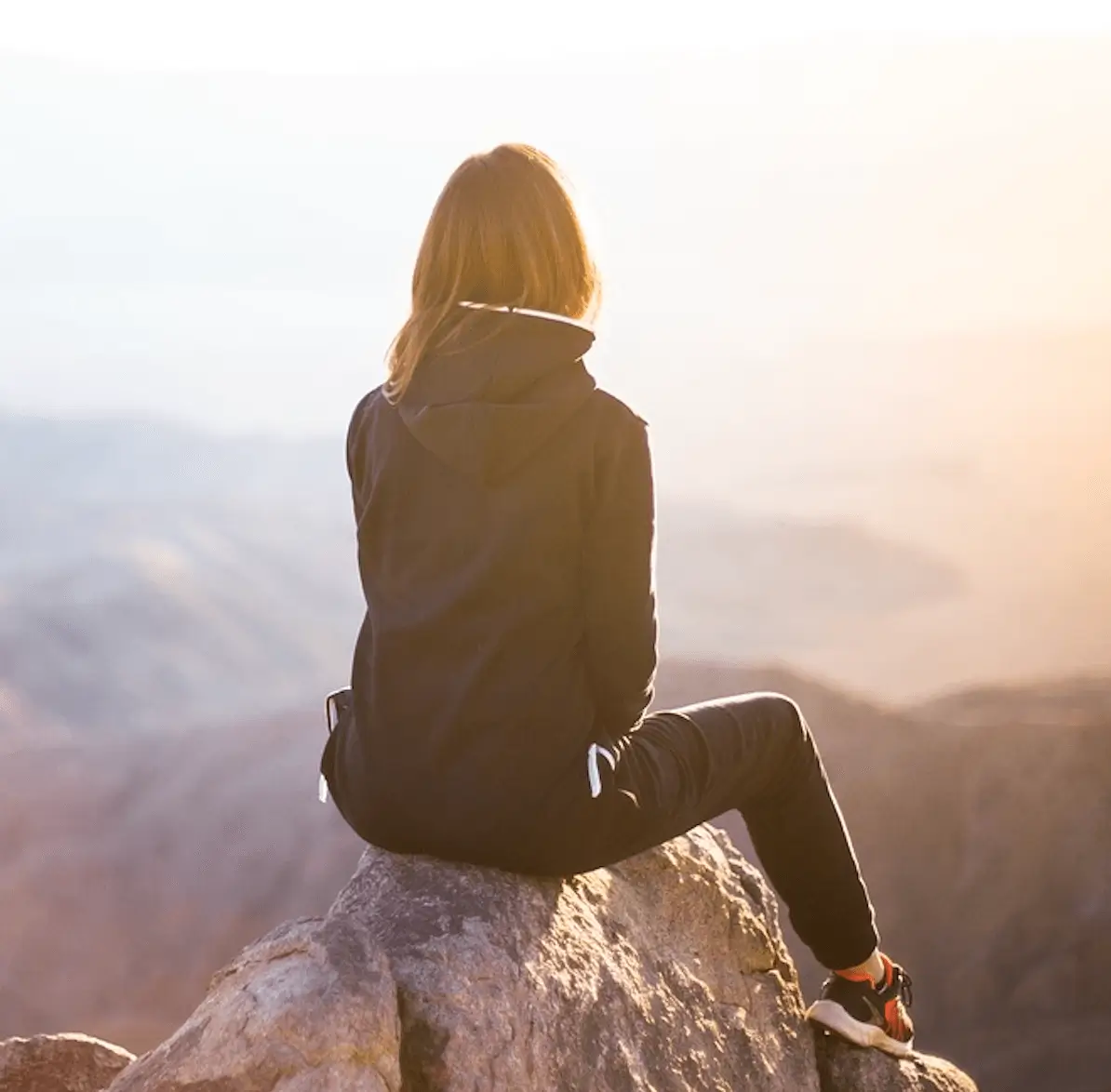 Vrouw op de top van een berg, kreeg meer energie met hulp van een energetisch burn-out coach en koos voor zichzelf.